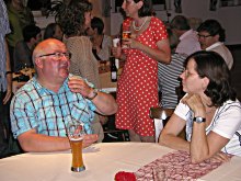 Reimund und Karin im Gespr&auml;ch. Klick zur Vergr&ouml;&szlig;erung.