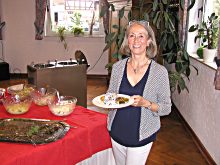 Sabine freut sich auf interessante Gespr&auml;che bei gutem Essen. Klick zur Vergr&ouml;&szlig;erung.