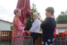 Astrid, Reiner, Herta (verdeckt)<br>und Sabine im Gespräch. Klick zur Vergrößerung. Astrid, Reiner, Herta (verdeckt)<br>und Sabine im Gespräch. Klick zur Vergrößerung.