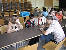 Erste Gespr&auml;che in der alten Aula. Klick zur Vergr&ouml;&szlig;erung.