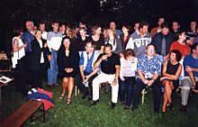 Aufstellung zum Gruppenphoto vom Jahrgangstreffen in 1999. Klick zur Vergr&ouml;&szlig;erung.
